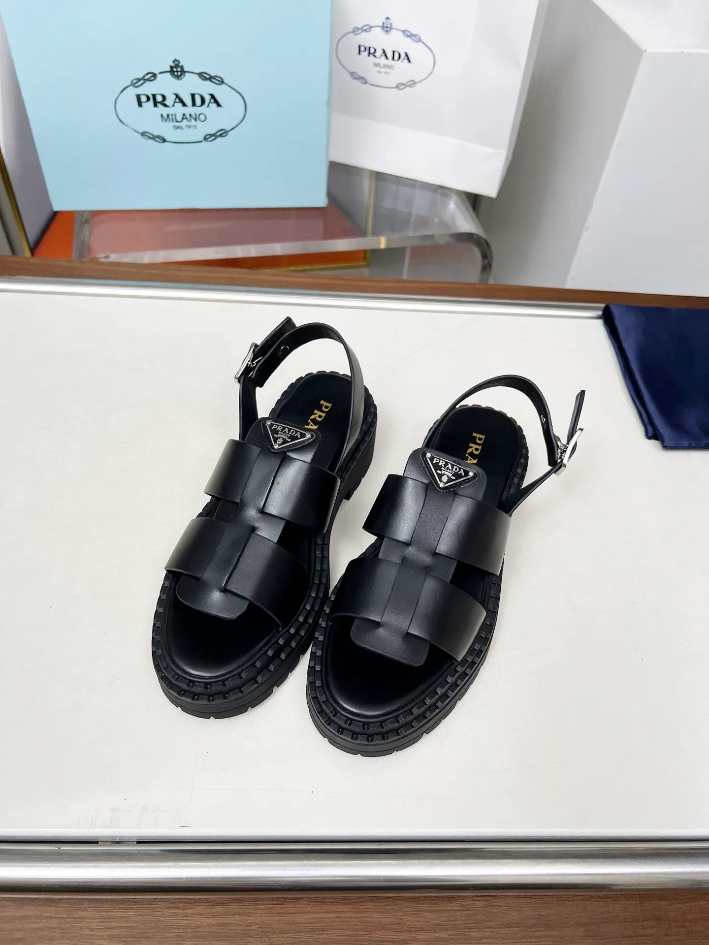 👟👟Ex-factory price 420👟👟 PRADA/Prada 25ss new spring and summer sandals. The simple design is probably the most popular thing about it. It is not the kind that is found on the street. It has its own brand personality. The fabric is made of calfskin and the lining is mixed sheepskin. Heel height: 4.5cm Size: #35-41 (35 41 custom-made is not returnable)